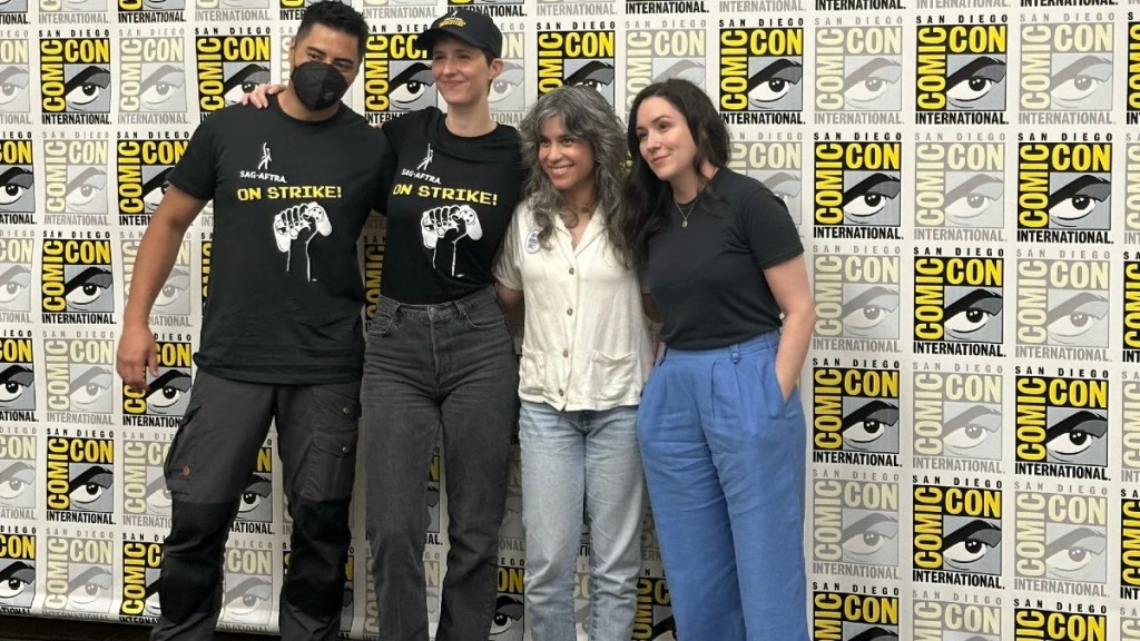 Noshir Dalal, Sarah Elmaleh, Ashly Burch et Shannon Woodward à la conférence de presse du SAG-AFTRA Comic-Con sur la grève des joueurs de jeux vidéo