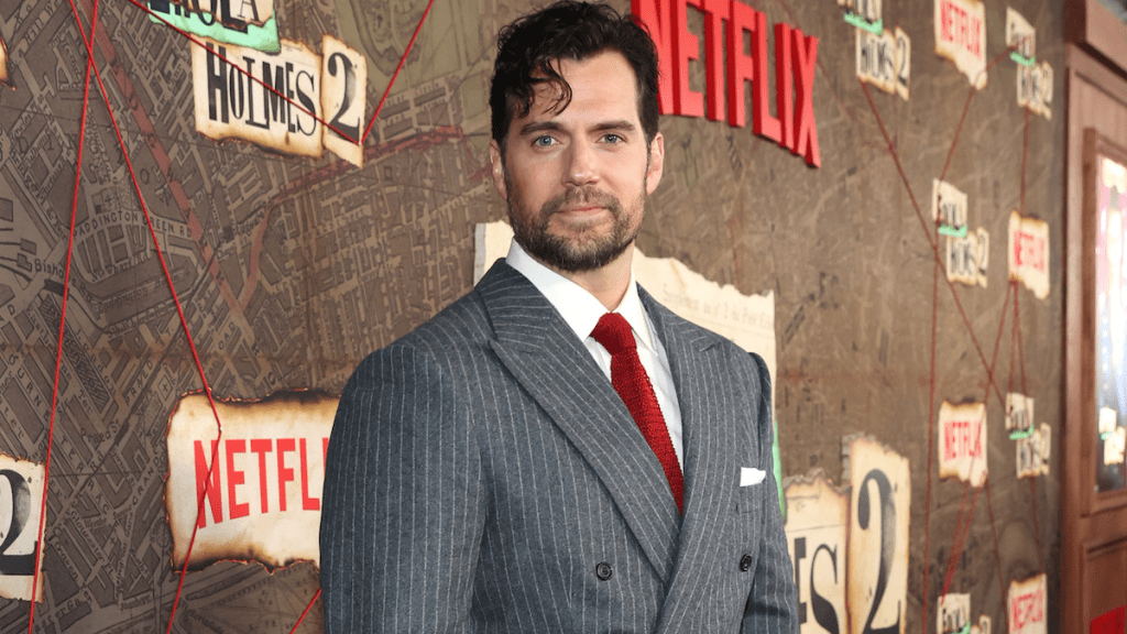 Henry Cavill assiste à la première d'Enola Holmes 2 sur Netflix
