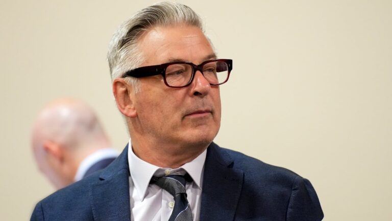 Alec Baldwin commente le rejet du procès de Rust : « Il y a trop de gens à remercier »