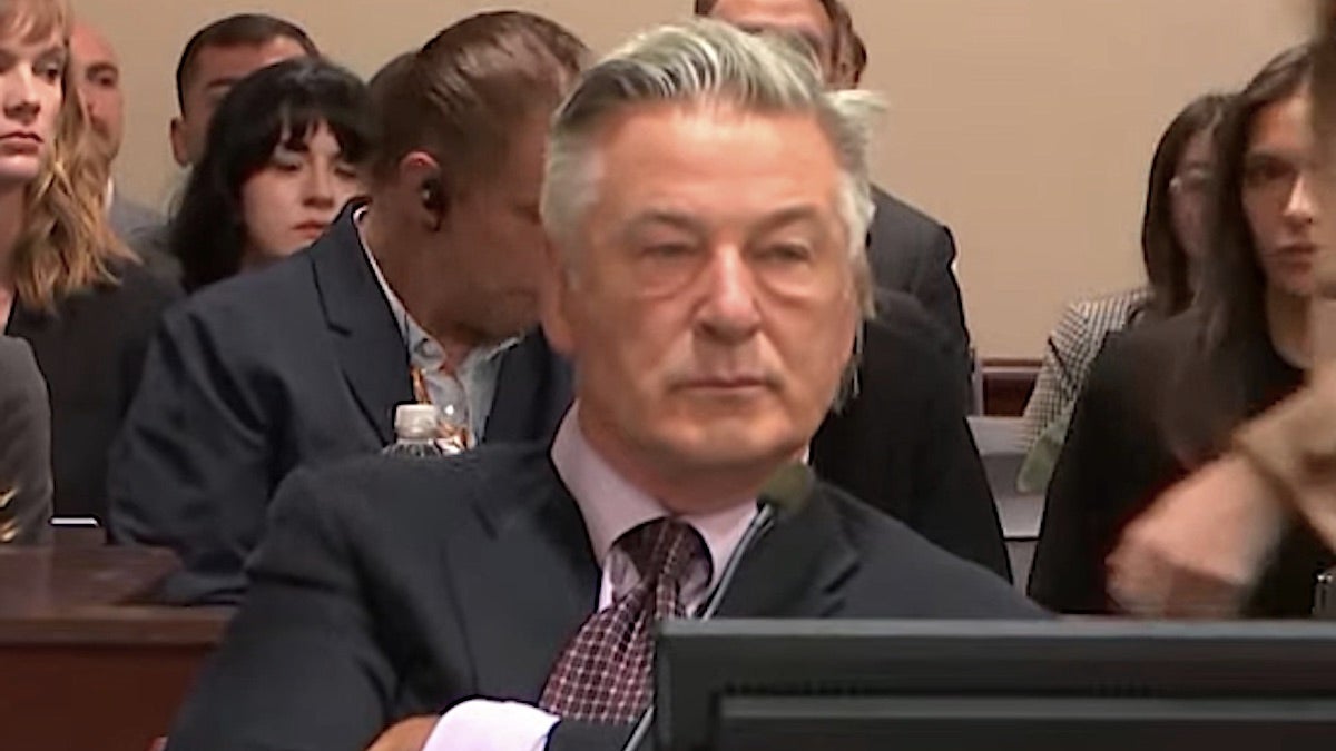 Alec Baldwin fait la grimace alors que les procureurs du procès « Rust » commencent l'affaire d'homicide involontaire : « Il a violé le cardinal