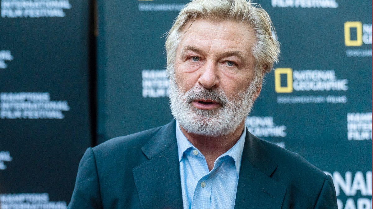 Alec Baldwin remporte une victoire avant le procès de « Rust » alors que le juge décide d'exclure son rôle de coproducteur