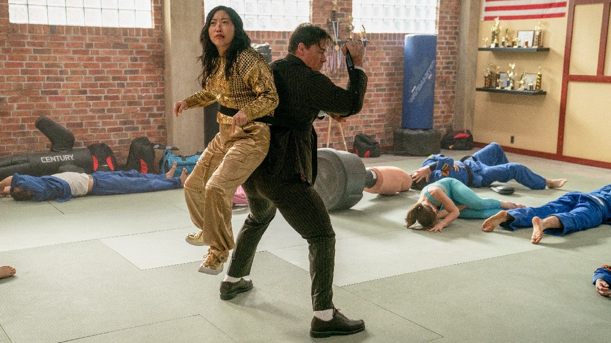 Awkwafina court littéralement pour sauver sa vie après avoir remporté un gros lot dans la première bande-annonce de « Jackpot ! » | Vidéo