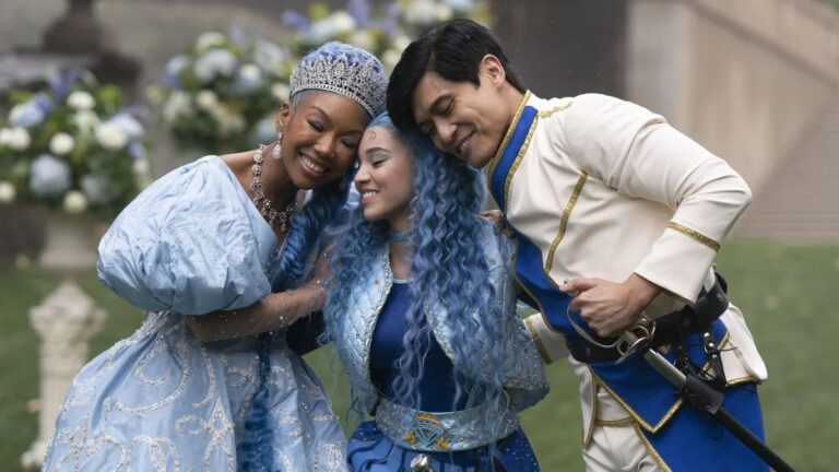Brandy croit que Whitney Houston a « orchestré » son retour dans le rôle de Cendrillon dans « Descendants 4 »