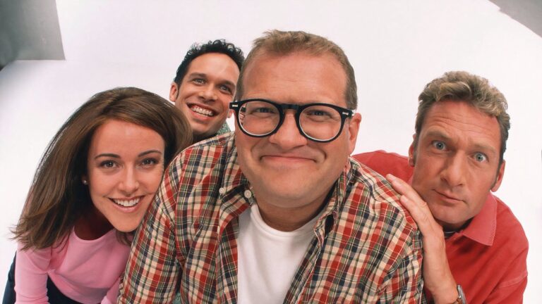 Drew Carey dit que la sitcom acclamée des années 90 pourrait enfin commencer à diffuser