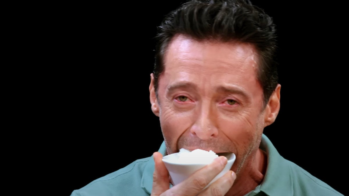 Hugh Jackman devient paranoïaque sur « Hot Ones » après que Sean Evans l'a sauvé avec de la glace, il dit qu'il y a