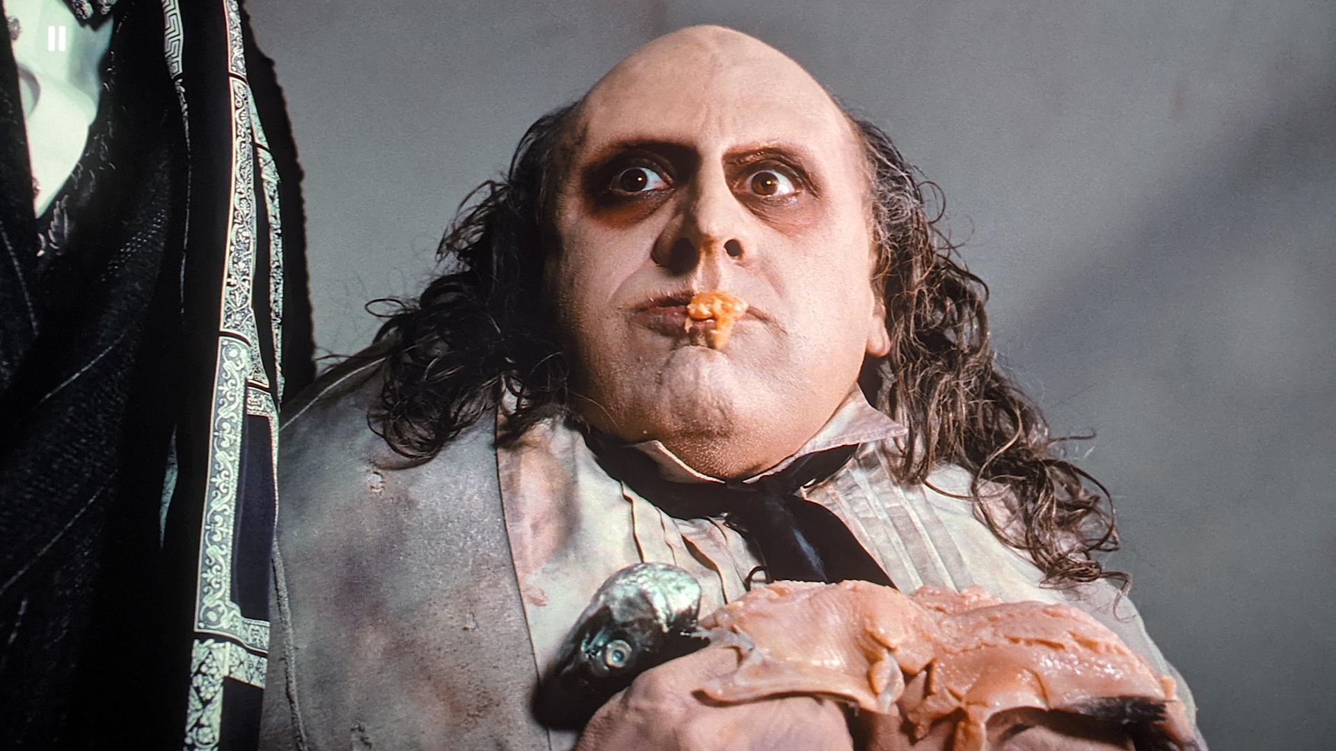 Images de tournage de Batman Returns montrant Danny DeVito mordu sur le