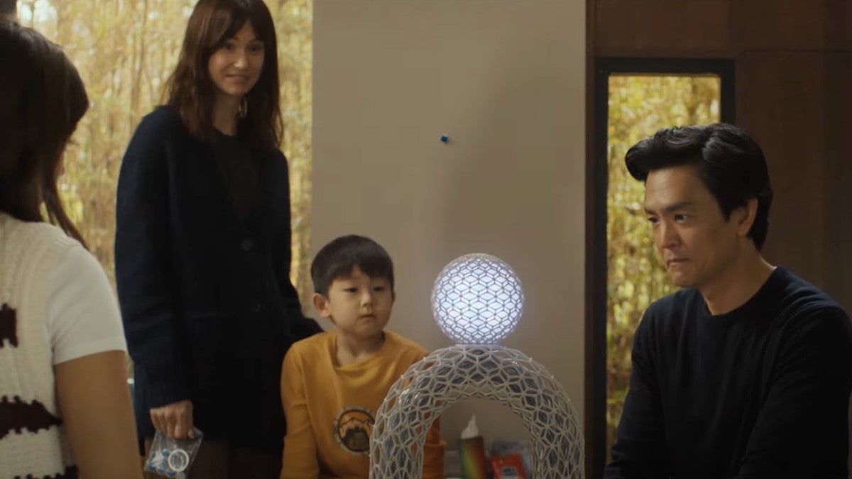 John Cho sous-estime le pouvoir de l'IA dans la bande-annonce du film d'horreur « Afraid » | Vidéo