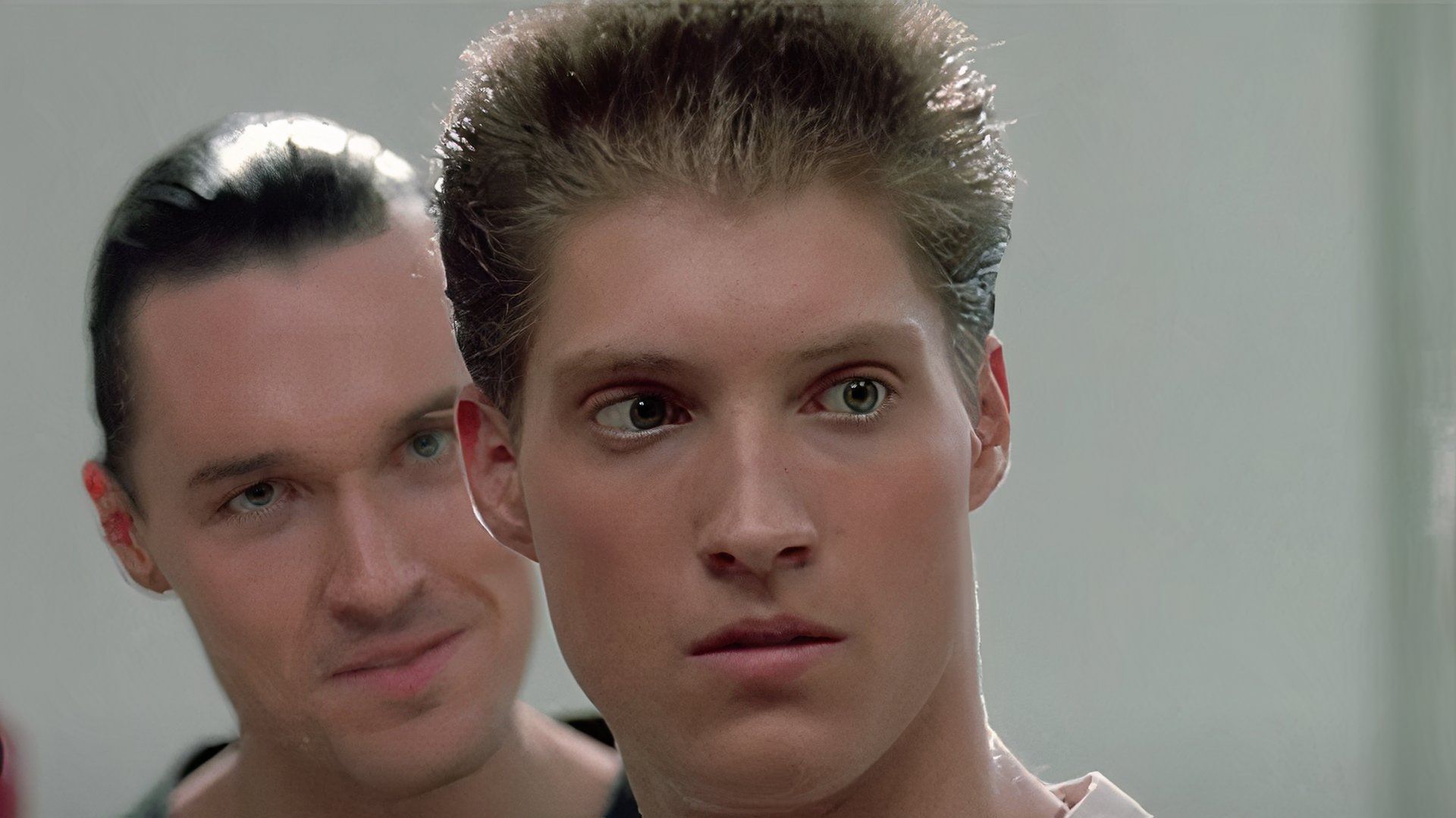 La star de Cobra Kai révèle que Mike Barnes essaie de « faire les choses correctement »