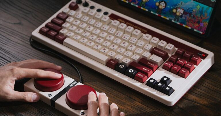 Le clavier inspiré de la Famicom de 8BitDo est en vente à son prix le plus bas à ce jour