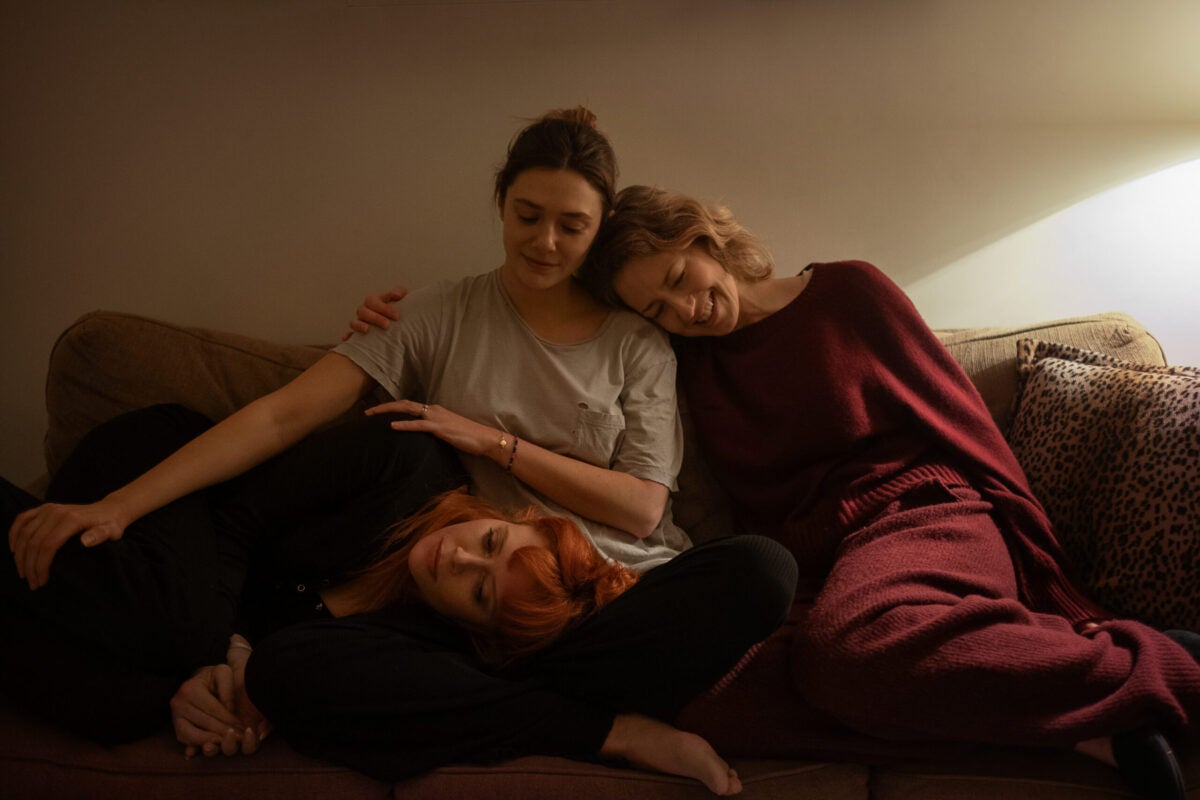 Natasha Lyonne, Carrie Coon et Elizabeth Olsen s'aiment et pleurent dans « His Three Daughters » sur Netflix