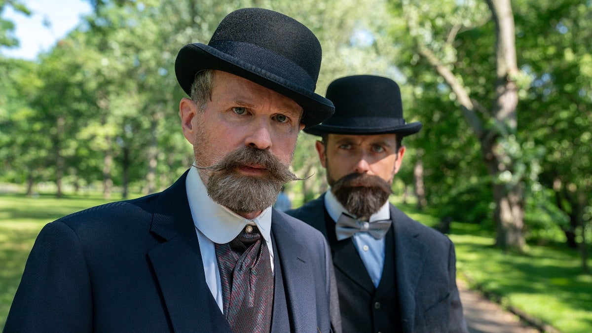 Cary Elwes et Malcolm McDowell donnent vie à la crise financière des années 1900 dans « The Panic » | Exclusif