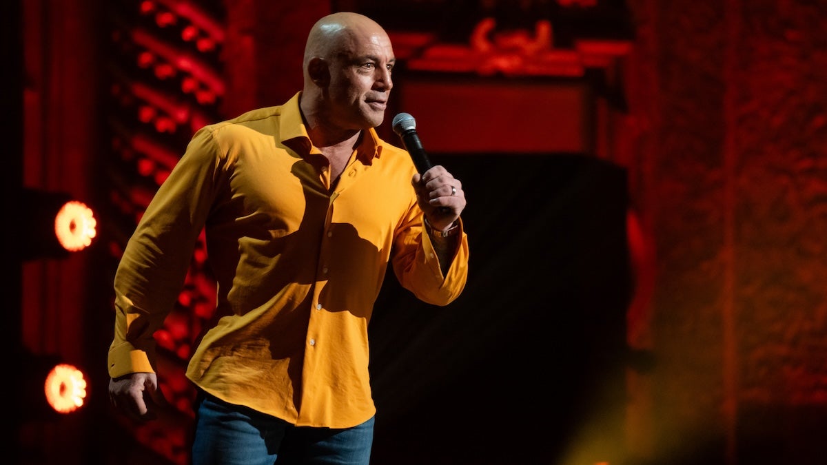 Critique de « Joe Rogan : Burn the Boats » : l'émission spéciale Netflix s'appuie sur le même vieux