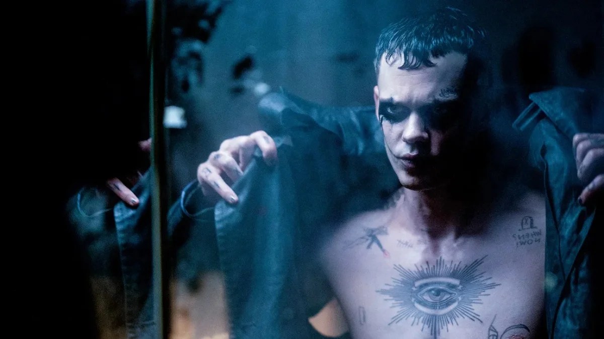 Critique de « The Crow » : ce remake loufoque est pour les oiseaux