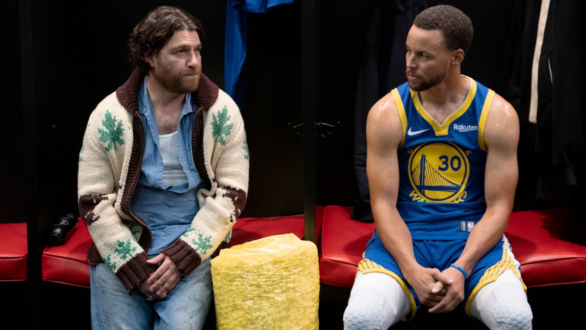Adam Pally fait l'éloge du sens de la comédie de Steph Curry dans Mr. Throwback