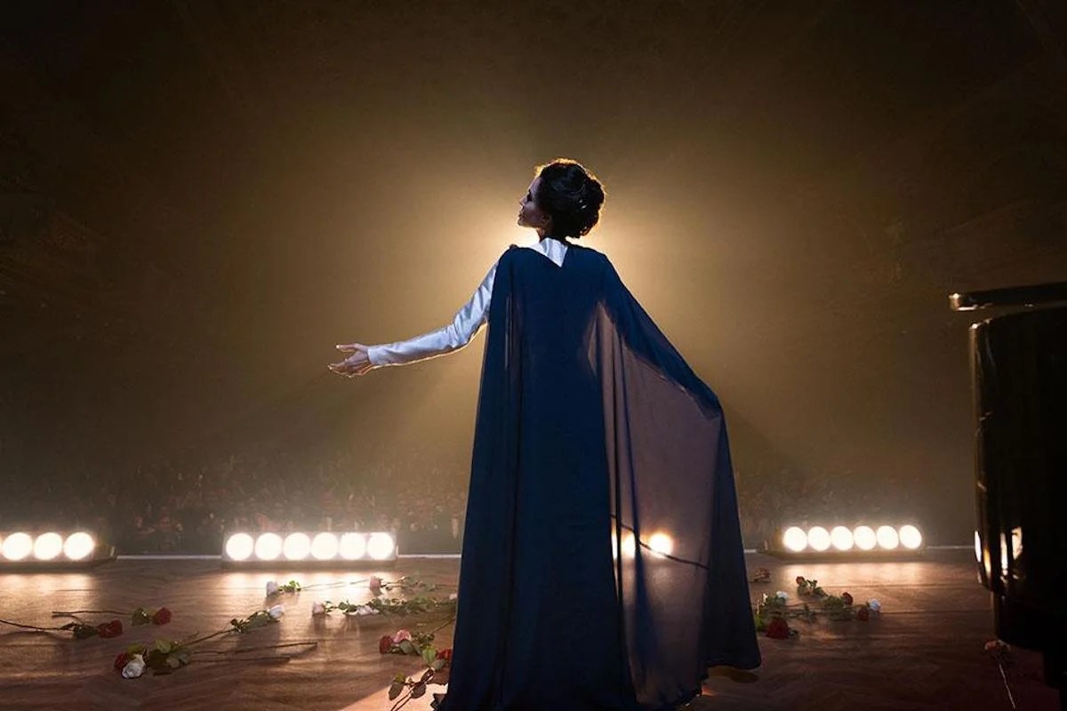Critique de « Maria » : Angelina Jolie embrasse la folie dans un drame onirique avec Maria Callas