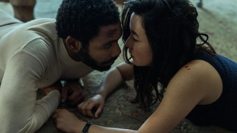 Donald Glover et Maya Erskine analysent M. et Mme Smith
