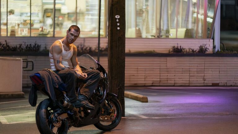 Essai de One Fast Move | KJ Apa se montre courageux dans l'autre moto de 2024
