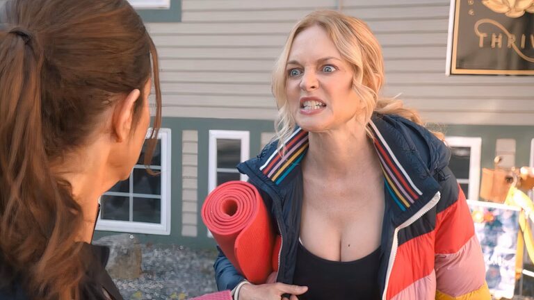 Heather Graham se met en scène elle-même et l'icône adolescente des années 90 dans une nouvelle comédie romantique