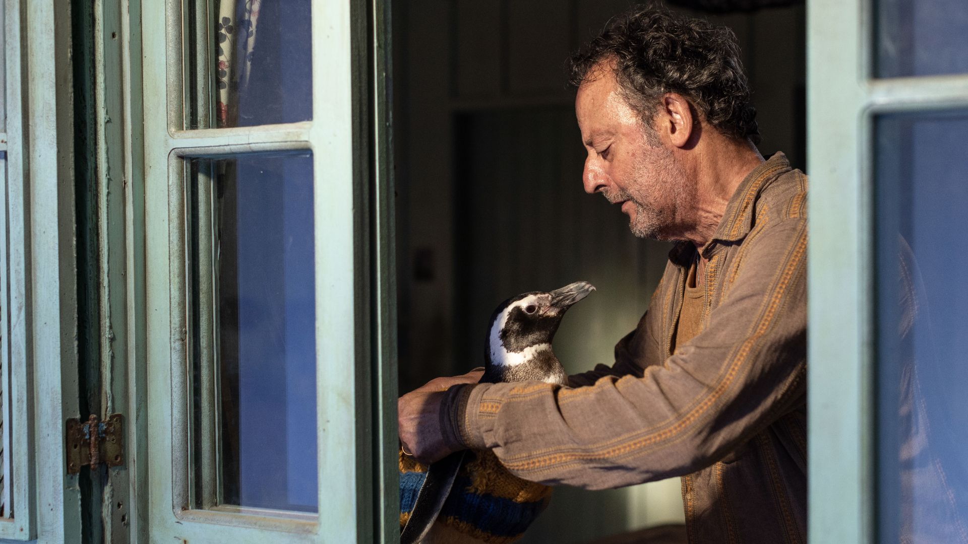 Jean Reno s'extasie sur sa nouvelle co-star préférée dans Mon ami pingouin