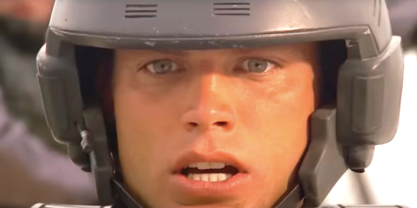 Le casting de Starship Troopers se réunit aux côtés d'un énorme insecte dans une nouvelle image 27 Y...