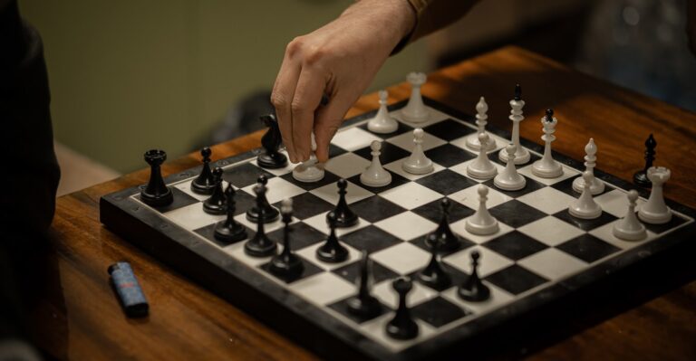 Le monde international des échecs traverse un mois choquant