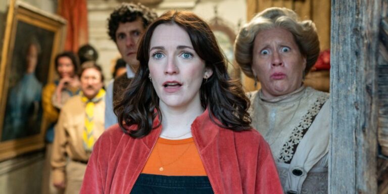 Le showrunner évoque le crossover US & UK de Ghosts : « À un moment donné »