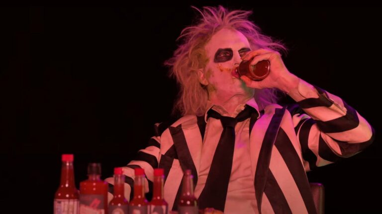 Michael Keaton devient méta en interviewant son personnage de « Beetlejuice 2 » dans une fausse interview « Hot Ones »