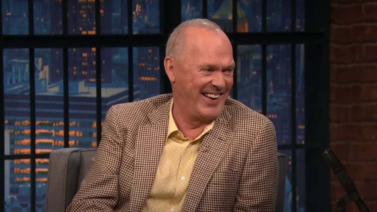 Michael Keaton ne peut contenir son rire en se souvenant des meilleures blagues de « Beetlejuice 2 » : « C'est mon