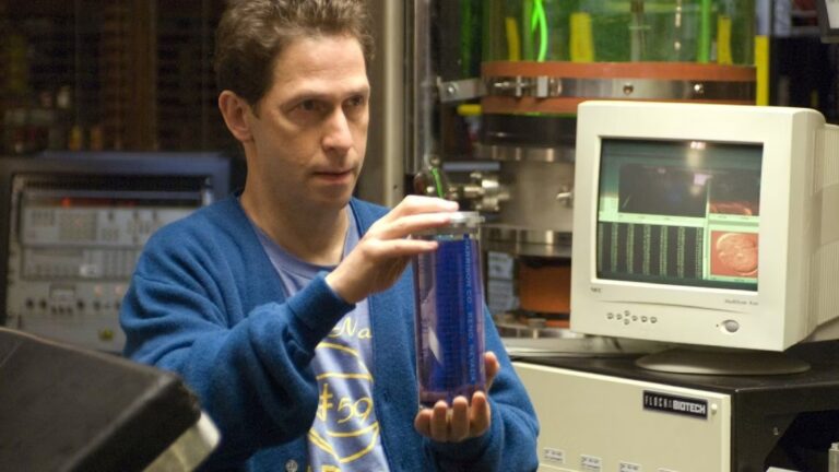 Tim Blake Nelson, star de Captain America 4, déclare que le film est similaire à