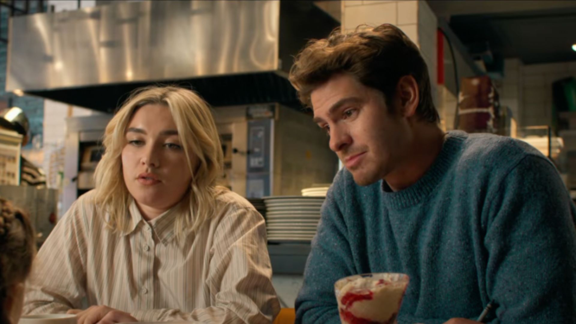 Andrew Garfield fait face à la « crise de la quarantaine » grâce au nouveau film dans lequel nous vivons