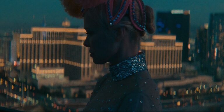 Critique de The Last Showgirl : Pamela Anderson éblouit dans le rôle mélancolique de Gia Cop…
