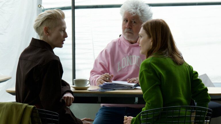 Critique de « The Room Next Door » : Pedro Almodóvar ne trouve pas vraiment la vie dans la contemplation de la mort