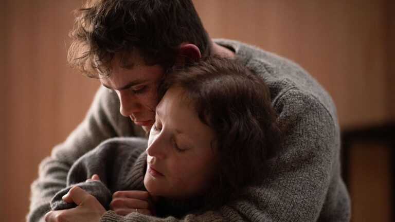 Critique de « Went Up the Hill » : Vicky Krieps et Dacre Montgomery se détendent dans un fantôme sombre et effrayant