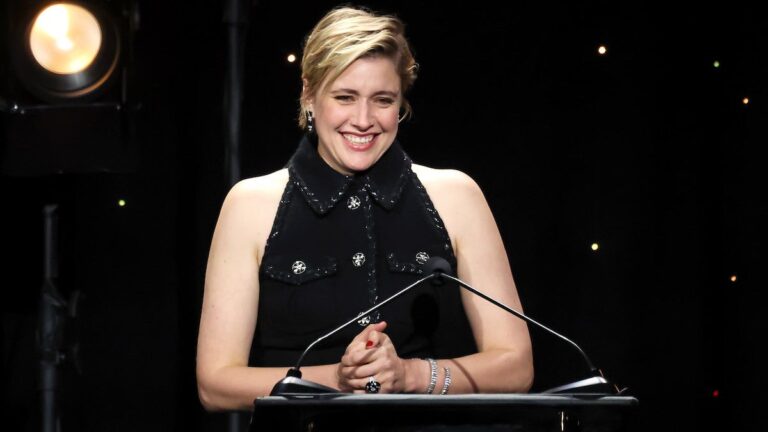 Greta Gerwig porte un toast à un Hollywood où les créatifs « veillent les uns sur les autres » lors de l'événement annuel Will Rogers