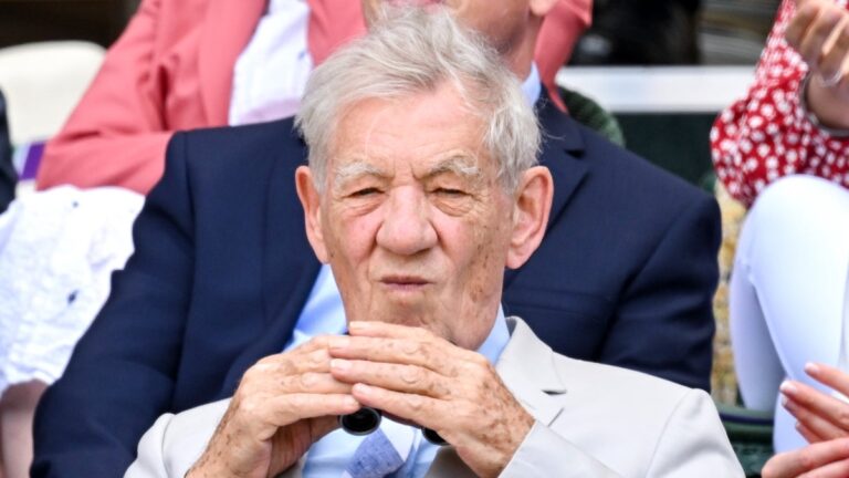 Ian McKellen qualifie la reine Elizabeth de « très impolie » pour son comportement lors de plusieurs réunions et l'appelle