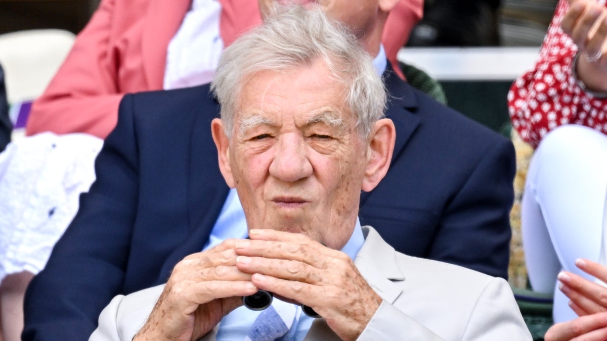 Ian McKellen qualifie la reine Elizabeth de « très impolie » pour son comportement lors de plusieurs réunions et l'appelle