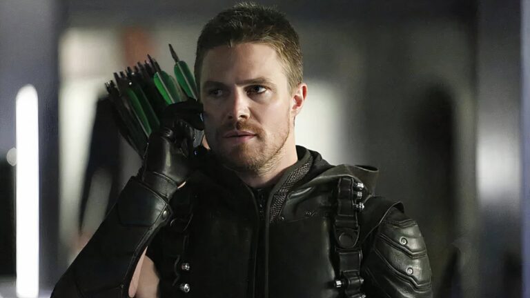 Stephen Amell affirme qu'un film Arrow a été annulé par Warner Bros.