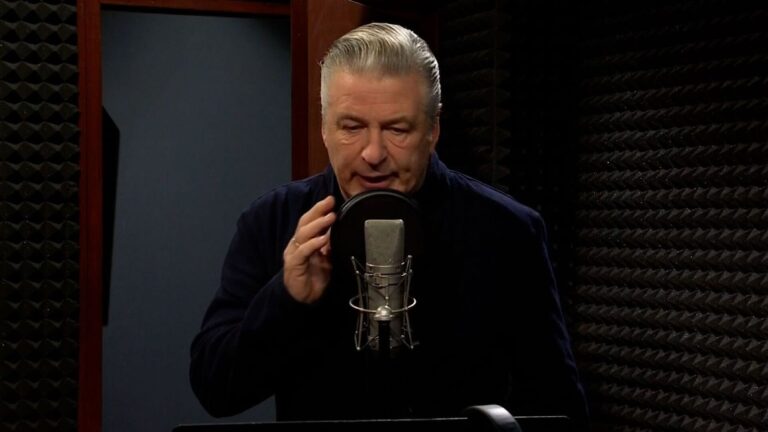 Alec Baldwin fait un retour surprise à SNL dans le rôle de Bret Baier dans Spoof of