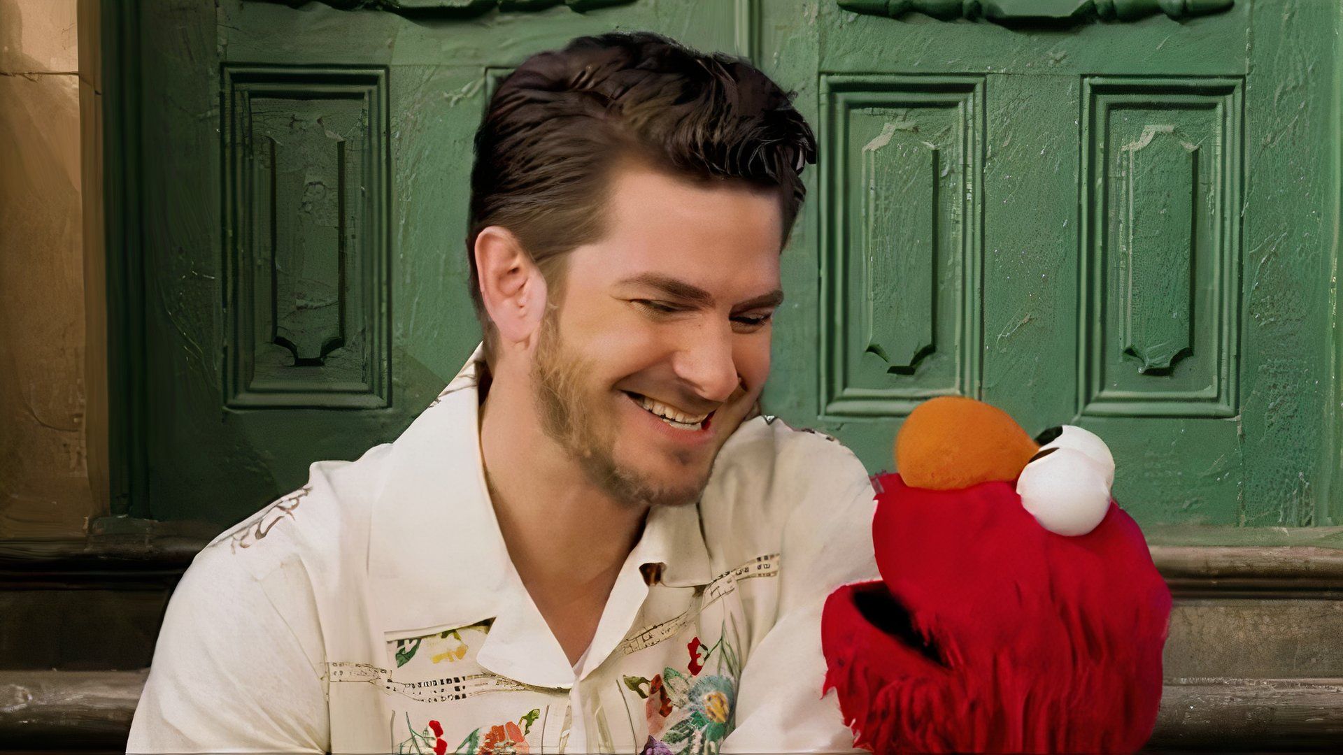 Andrew Garfield devient ému avec Elmo à propos de la mort de sa mère