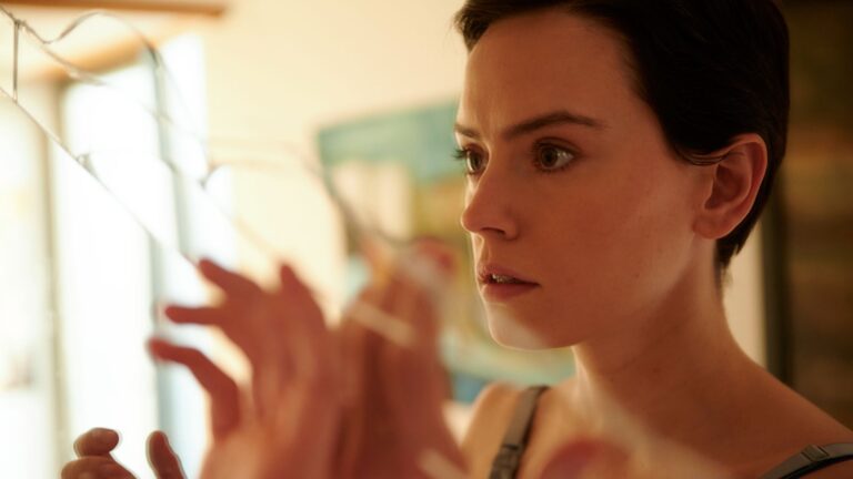Daisy Ridley raconte comment elle s'est liée avec son mari Tom Bateman