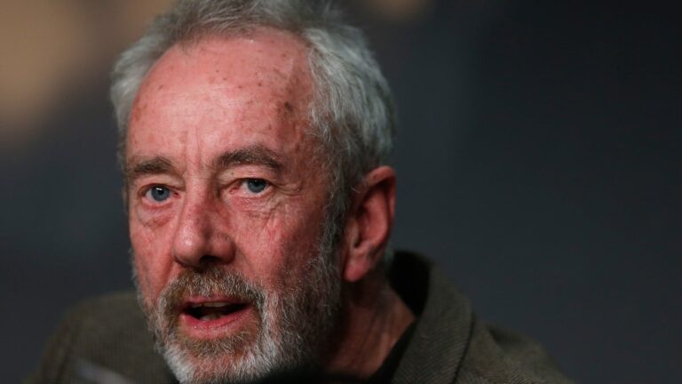 Dick Pope, directeur de la photographie acclamé et collaborateur fréquent de Mike Leigh, décède à 77 ans