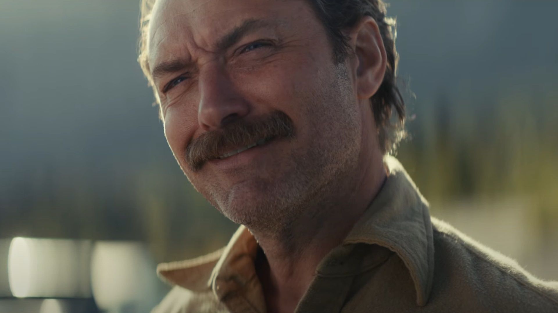 Jude Law est un flic grisonnant dans la première bande-annonce du crime de cette année