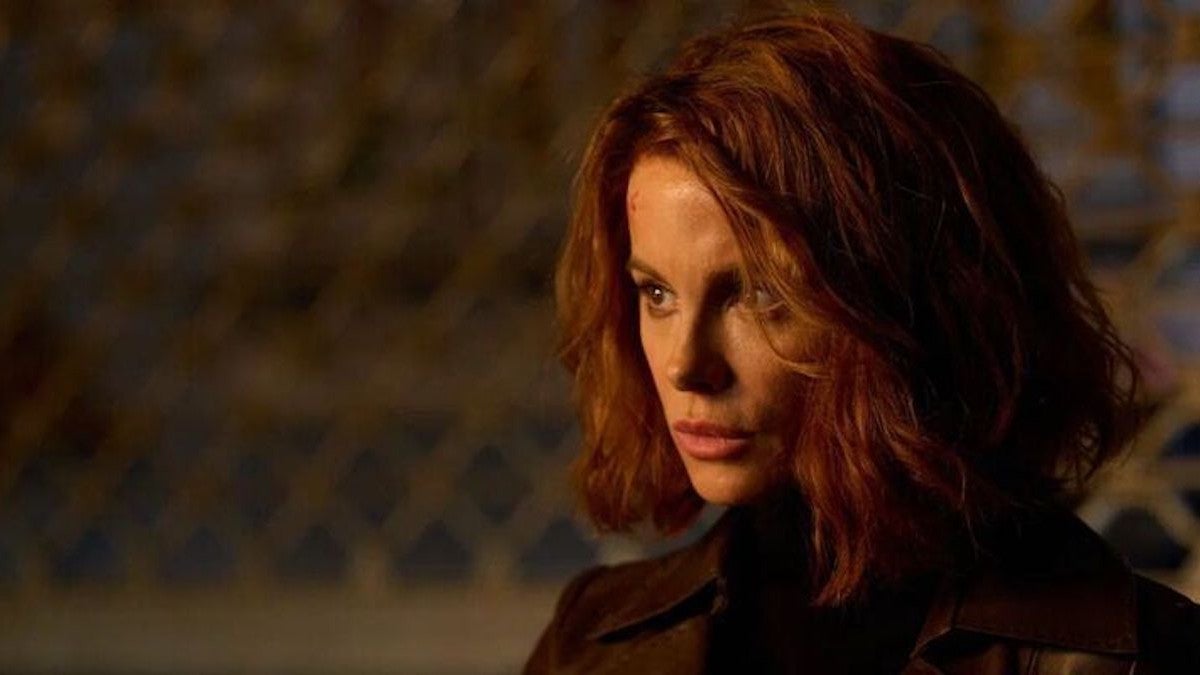 Kate Beckinsale montre fièrement les blessures causées sur le tournage par les cascades de "Canary Black"