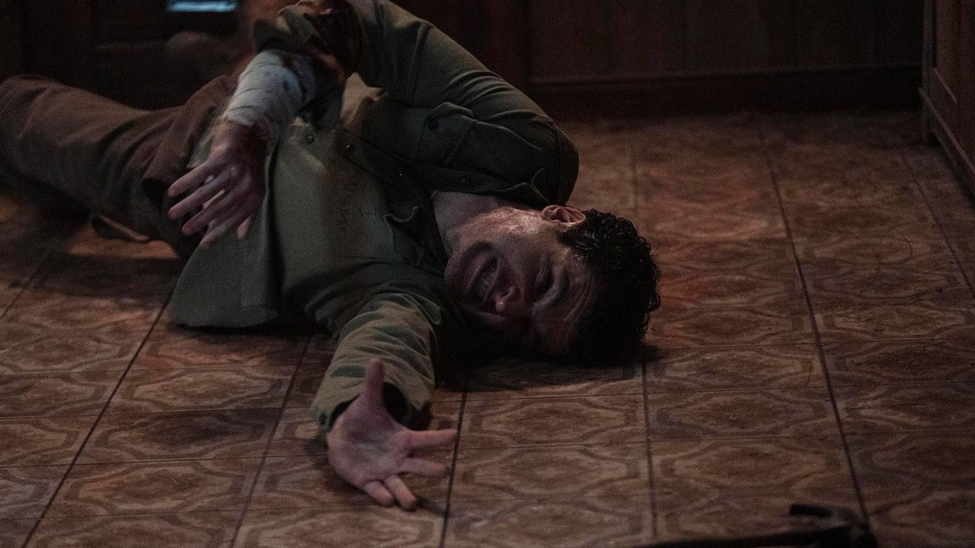 La nouvelle bande-annonce tendue de Wolf Man demande une transformation horrible