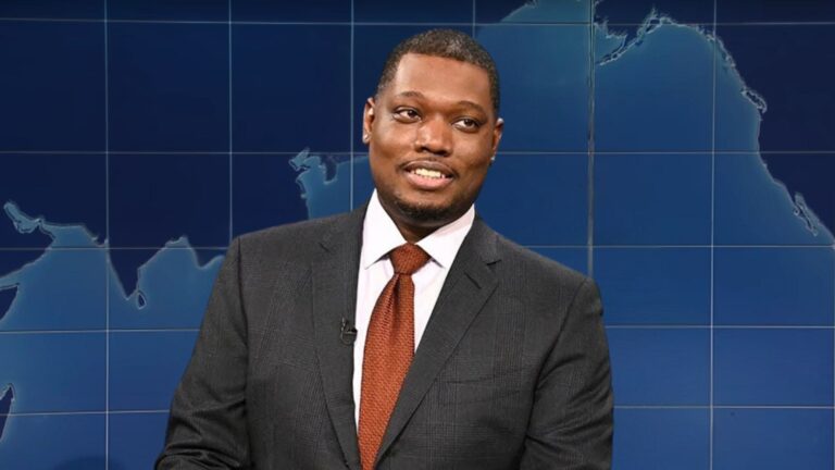 La star de SNL, Michael Che, fait le grand saut jusque tard dans la nuit avec un nouveau spectacle