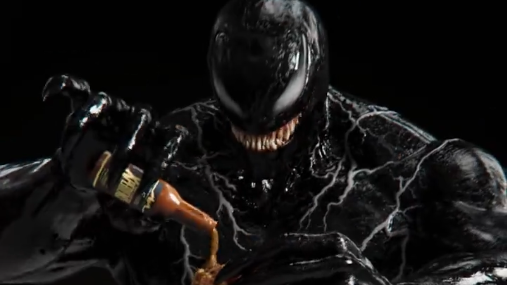 Regardez Venom relever le défi Hot Ones dans une vidéo promotionnelle hilarante
