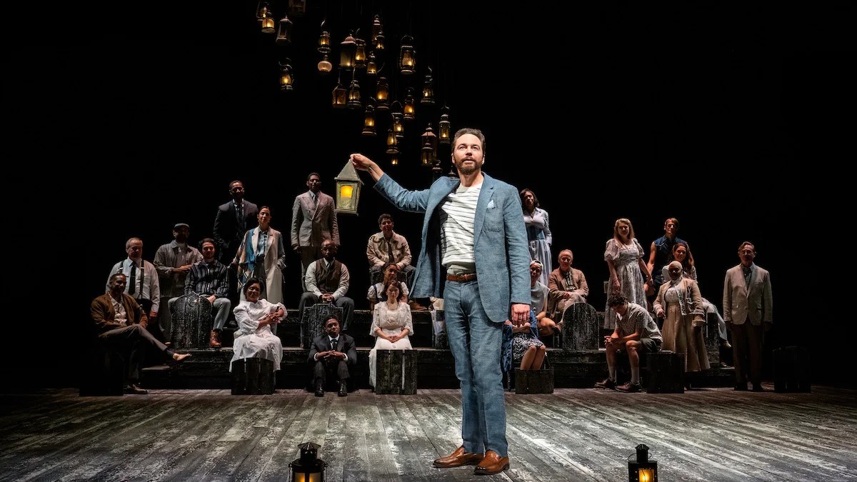 Revue de Broadway « Notre ville » : Jim Parsons et Katie Holmes marchent