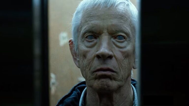 Scott Glenn apparaît comme un héros d'action âgé et badass dès le premier aperçu