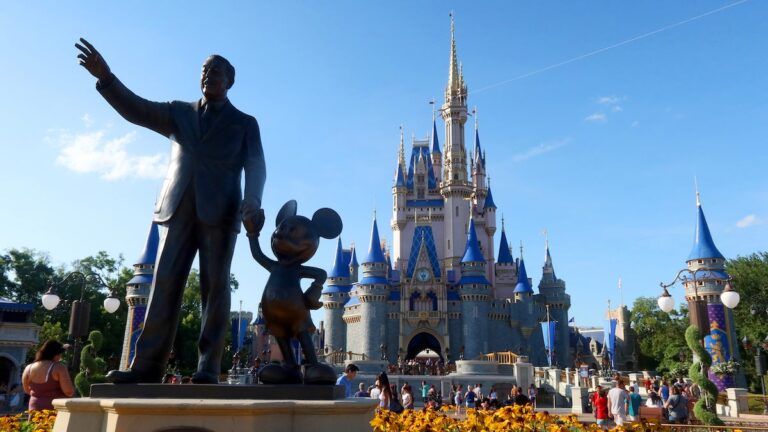Walt Disney World et Universal Orlando s'apprêtent à rouvrir vendredi après la fermeture en raison de l'ouragan Milton