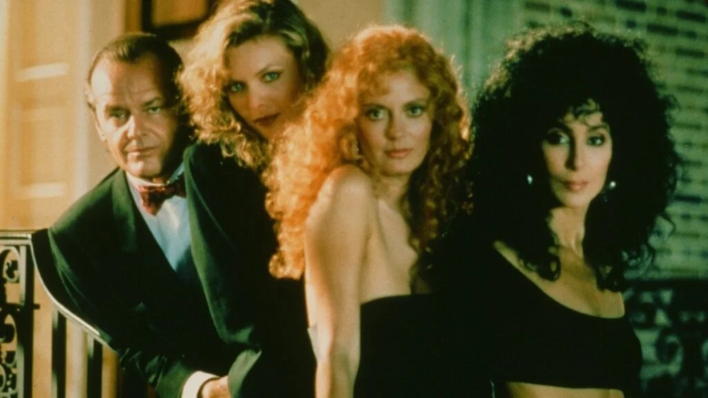 Jack Nicholson, Michelle Pfeiffer, Susan Sarandon et Cher posent pour "Les sorcières d'Eastwick" vers 1987. (Photo de Hulton Archive/Getty Images)